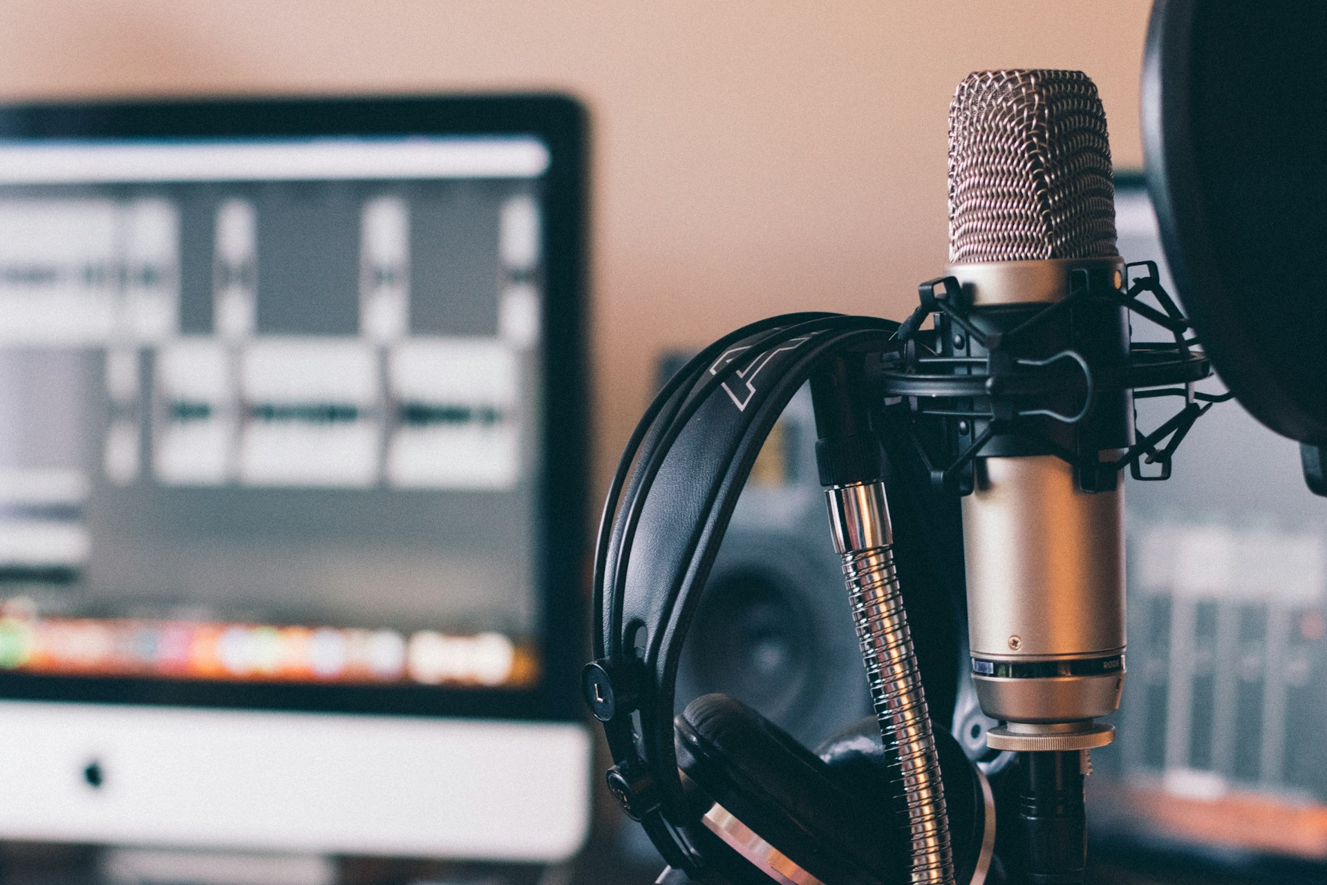 Did you know Apple’s Podcasts app now includes written transcripts? Our tip helps you view the text while you listen, use it to navigate within the audio, search for specific bits, and more. | CreativeTechs.com